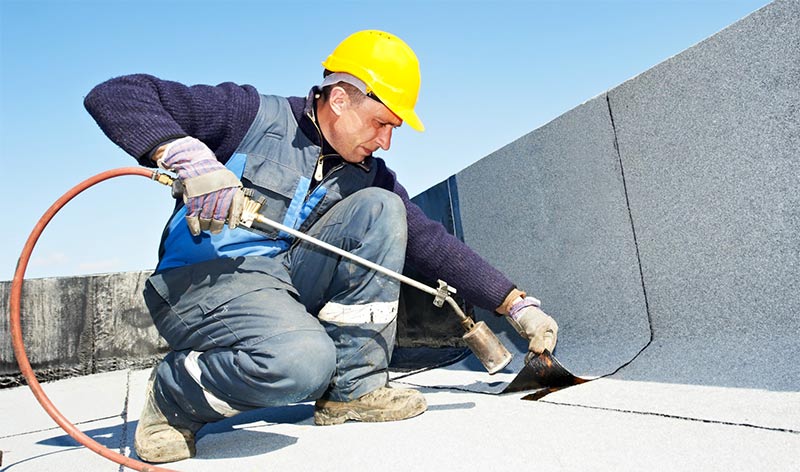 Étanchéité toiture - Rénova'tech 974 dans l'île de la réunion 974. Travaux de nettoyage toitureet application d’un anti-mousse curatif et préventif. Vérification de l’étanchéité de la toiture + resserrage des boulons + traitement de la rouille. Application d’une peinture hydrofuge et thermorégulateur pour toiturequi apporte une étanchéité et une réduction de température sous tôle de -17°