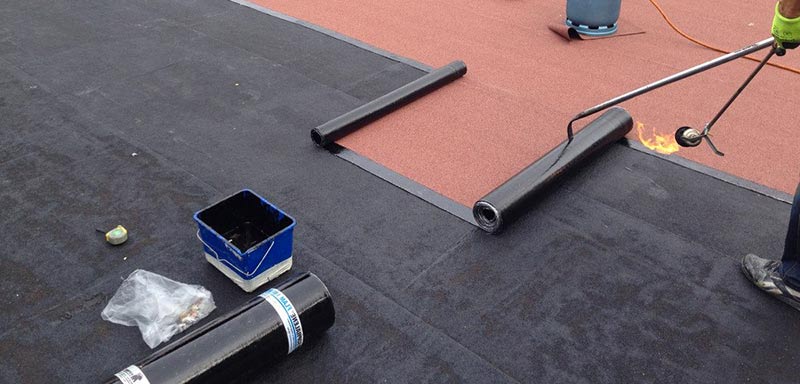 Étanchéité toiture - Rénova'tech 974 dans l'île de la réunion 974. Travaux de nettoyage toitureet application d’un anti-mousse curatif et préventif. Vérification de l’étanchéité de la toiture + resserrage des boulons + traitement de la rouille. Application d’une peinture hydrofuge et thermorégulateur pour toiturequi apporte une étanchéité et une réduction de température sous tôle de -17°