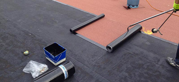 TECHNITOITURE974 : votre artisan couvreur dans l'île de la réunion 974 : travaux de couverture, réparation, entretien toiture en tôle, pose de gouttières, Nettoyage, démoussage toit tôle, traitement de la rouille, étanchéité, resserrage de boulons et peinture hydrofuge toiture, ravalement peinture façade, nettoyage des extérieurs.