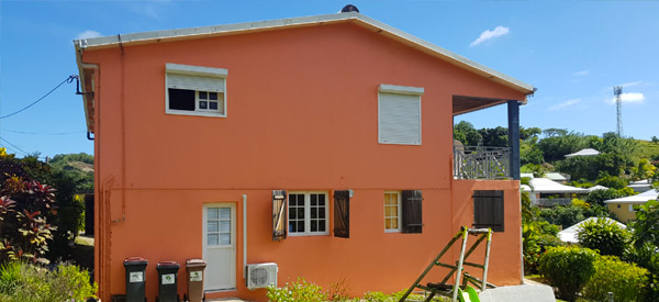 TECHNITOITURE974 : votre artisan couvreur dans l'île de la réunion 974 : travaux de couverture, réparation, entretien toiture en tôle, pose de gouttières, Nettoyage, démoussage toit tôle, traitement de la rouille, étanchéité, resserrage de boulons et peinture hydrofuge toiture, ravalement peinture façade, nettoyage des extérieurs.