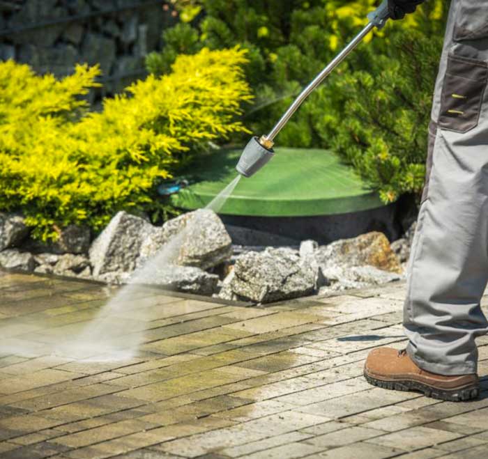 Ravalement façade - TECHNITOITURE974 Peintre dans l'île de la réunion 974 : Nettoyage et traitement anti-mousse façade. Ravalement peinture façadeboiserie et ferronnerie. Nettoyage des extérieurs. Nettoyage allée, dallage, terrasse, muret, portail …